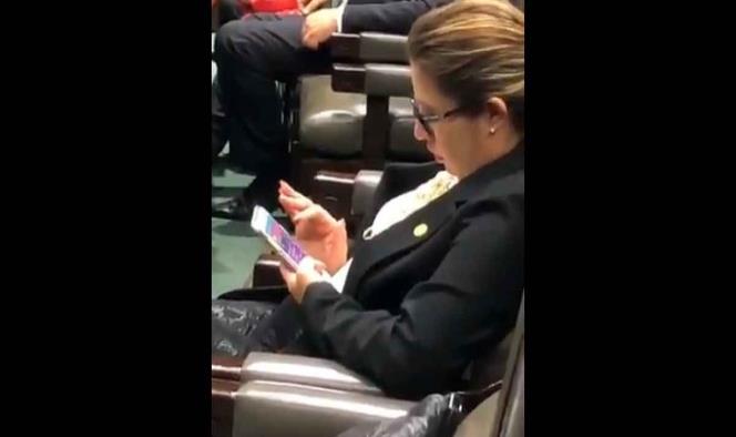 Captan a diputada de Morena jugando Candy Crush... ¡en plena sesión! (Video)