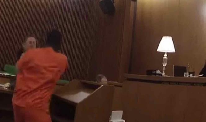 Hombre golpea a su abogado al ser condenado a 50 años