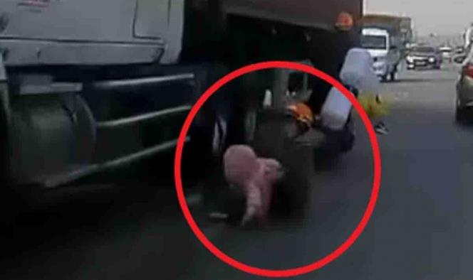 Reflejos de mamá salvan a niño de morir aplastado por tráiler