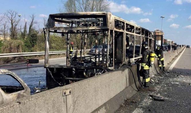 Secuestran e incendian autobús con estudiantes en Italia, sin heridos