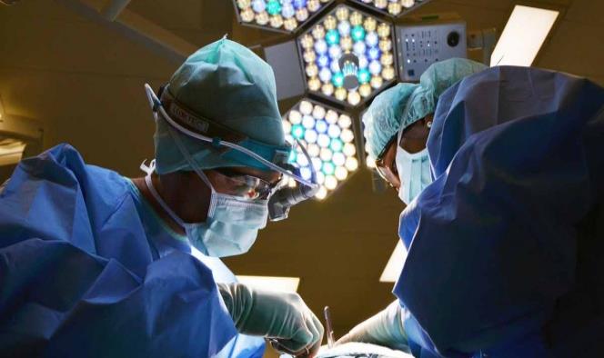 Cirujanos confunden a pacientes y a uno le quitan órgano sano