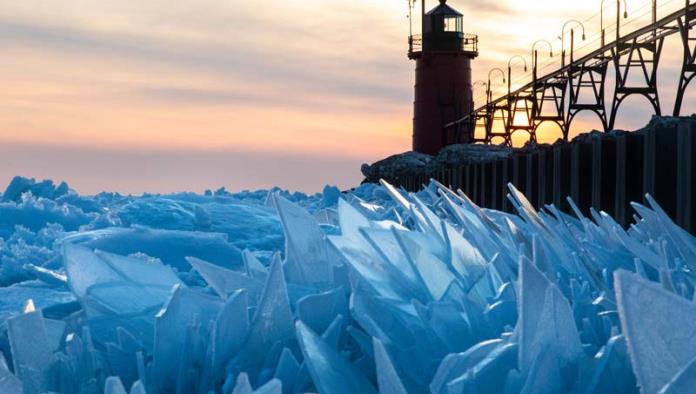 Como en ‘Frozen’; lago de Michigan se rompe y se ve espectacular