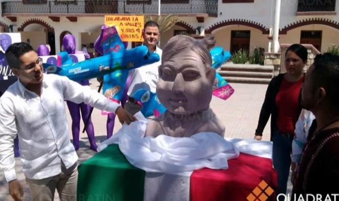 Develan busto de López Obrador, obra de escultor polémico