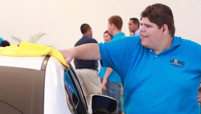 Inauguran primer autolavado atendido por jóvenes con autismo