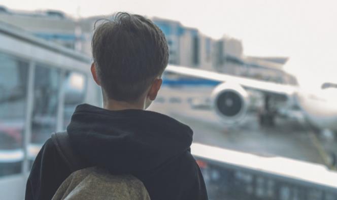 Niño de 8 años huye de casa para viajar por el mundo