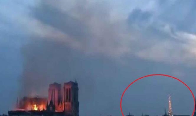 Torre Eiffel sigue brillando mientras Notre Dame se consume