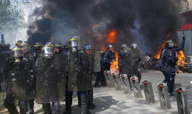 Marcha de chalecos amarillos degenera en disturbios en Francia