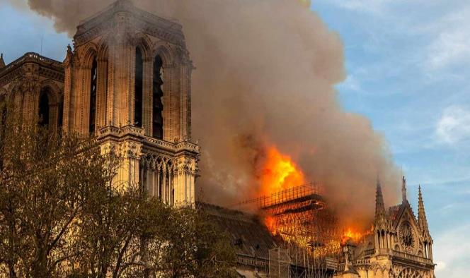 Admiten obreros que fumaron en Notre Dame