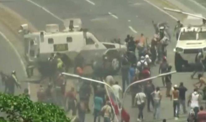 Tanqueta arrolla a manifestantes opositores en Venezuela