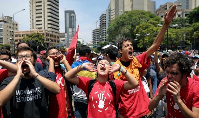 Oposición y oficialismo marchan en Venezuela tras rebelión fallida