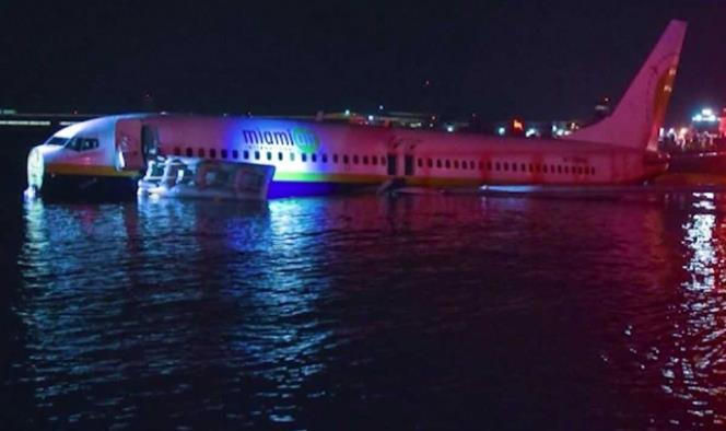 Avión cae a río tras aterrizaje fallido en EU; hay heridos leves