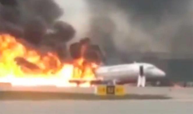 Se incendia avión en Rusia; hay varios heridos