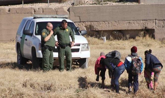 Cien migrantes se entregan a la Patrulla Fronteriza en El Paso