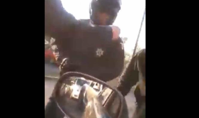 Policía rompe con patada espejo del vehículo de un ciudadano