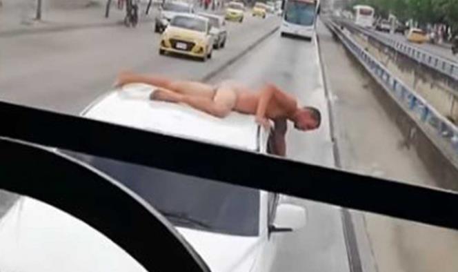 Infiel es obligado a pasear desnudo sobre camioneta