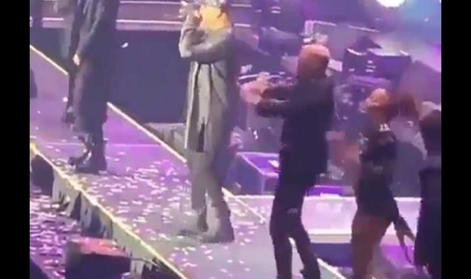 Rapero Wisin cae del escenario durante un concierto en Texas