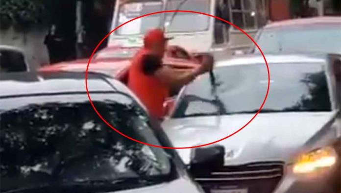 Taxista agresivo rompe parabrisas de auto tras incidente vial