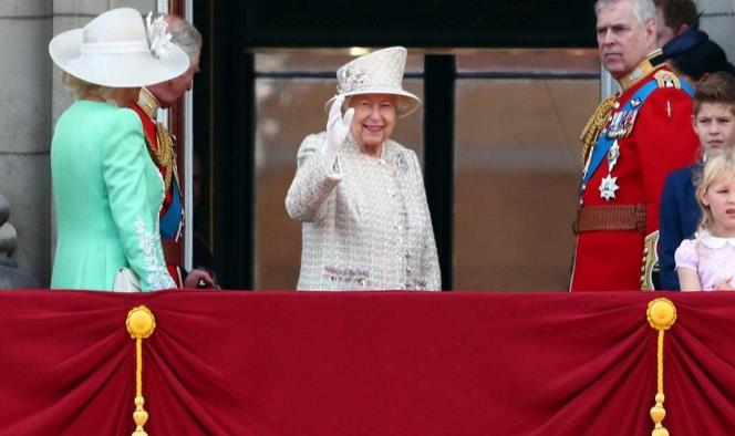 Celebran los 93 años de Isabel II con desfile de gala