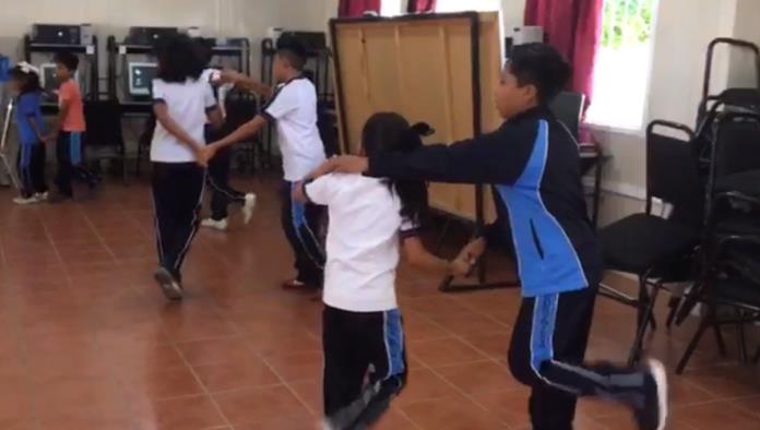 Este maestro enseña a sus alumnos a bailar cumbia