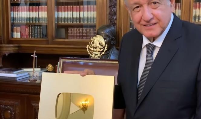 López Obrador dedica botón de oro de YouTube a benditas redes