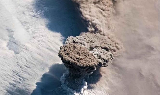 NASA difunde impactantes fotos de erupción vista desde el espacio