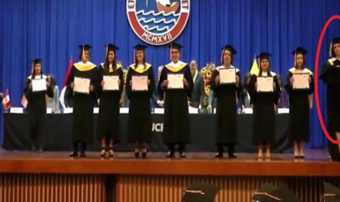 Estudiante rompe su diploma ¡En plena ceremonia de graduación!