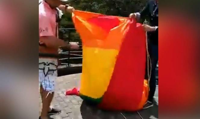 Quitan, rompen bandera LGBT+ y la tiran a la basura; los exhiben en redes