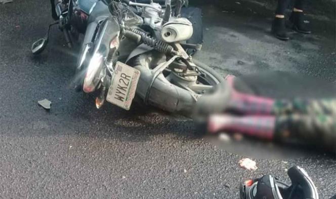 Caen de moto y los atropella camión; muere una mujer