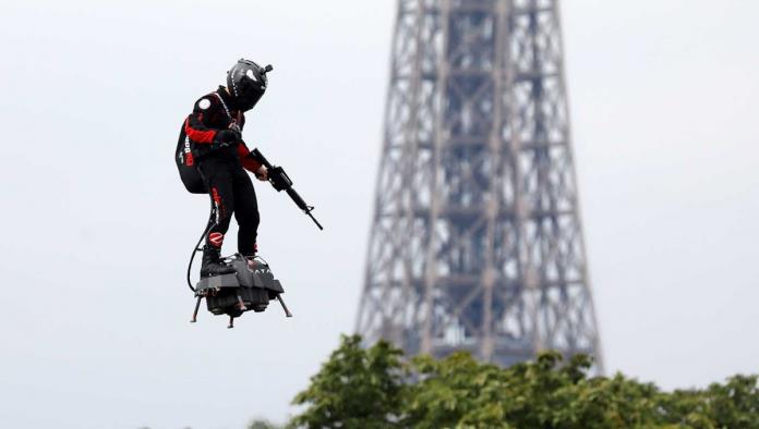 Soldado volador, la sensación en Francia y ¿el militar del futuro?