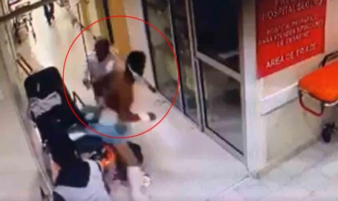 Paciente se baja de camilla y golpea a enfermera en Chiapas