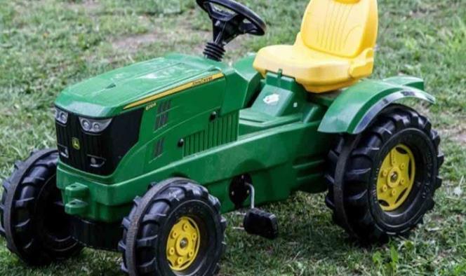 Niño de 2 años se fuga en su tractor para ir a la feria