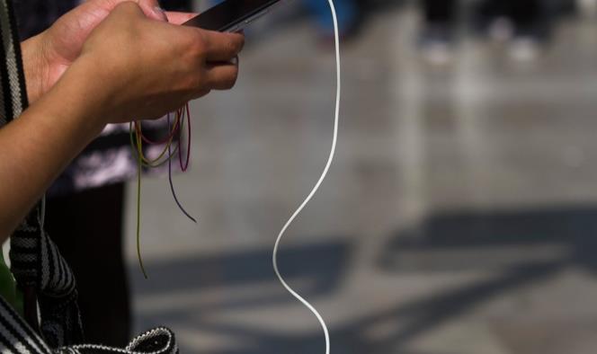 Pasar más de cinco horas en el celular aumenta riesgo de obesidad
