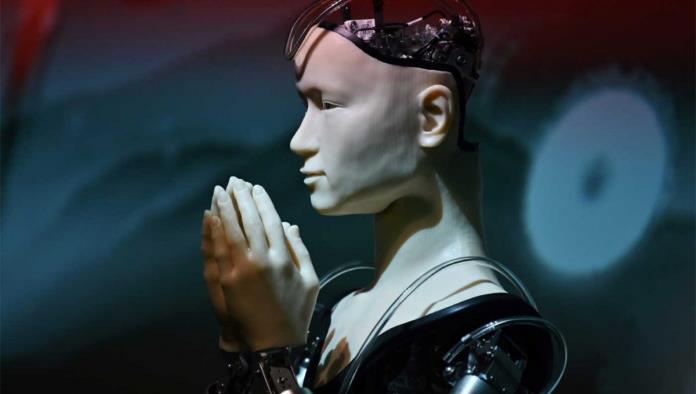 Este sacerdote robot te va a dejar con el Jesús en la boca