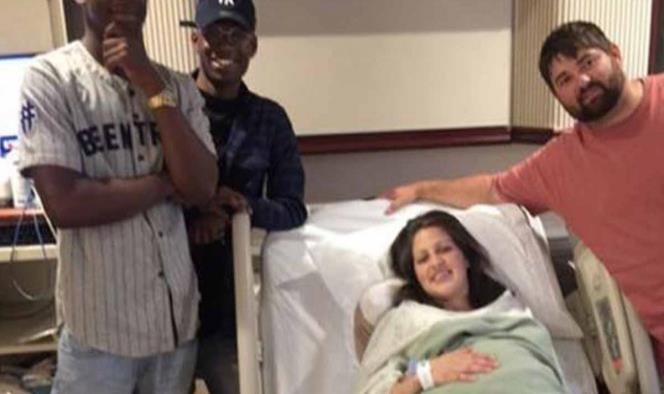 Avisan por error a extraños que ya nació su hijo… y ellos llegan con regalos al hospital