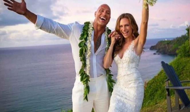 Dwayne Johnson se casa con su guapa novia en Hawái