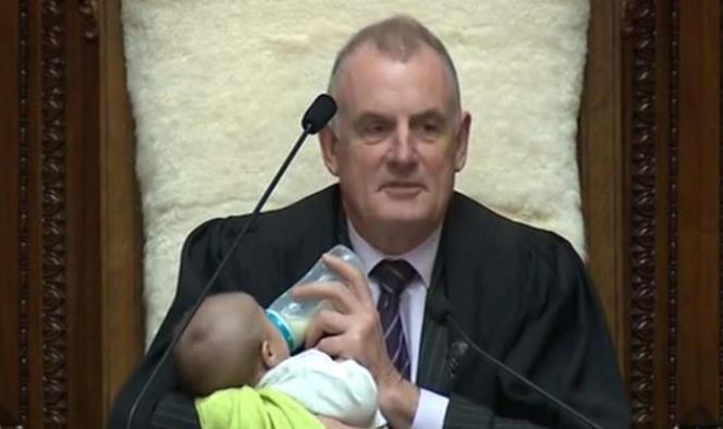 Alimentó a bebé durante sesión de parlamento y esto ocurrió