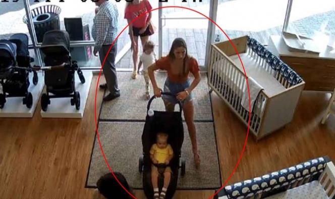 Mujer roba carriola pero olvida a su hijo en la tienda