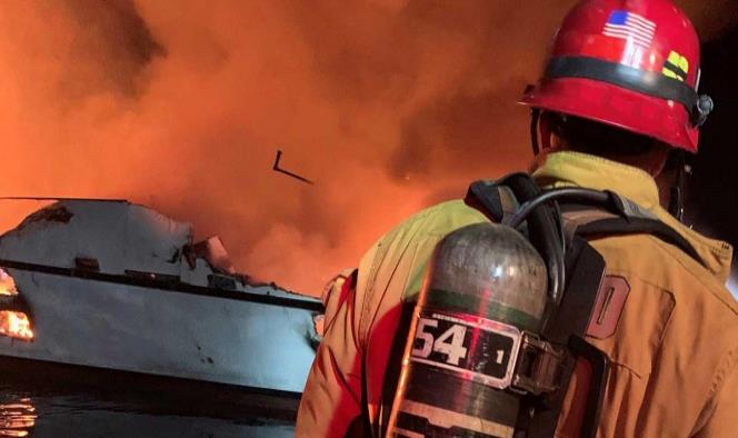 Al menos 4 muertos por incendio de barco en California