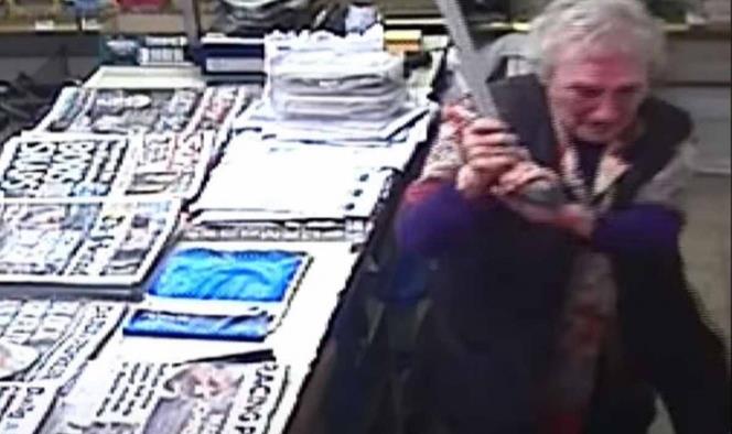 Abuelita agarra a bastonazos a ladrón que entró a tienda