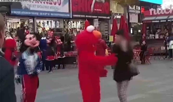 Arrestan a Elmo en Time Square por manosear a joven