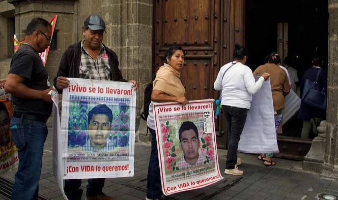 López Obrador recibe a padres de normalistas de Ayotzinapa