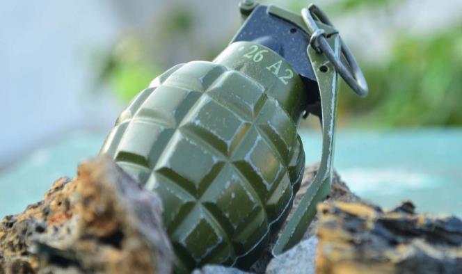 Niño lleva al kínder una granada que encontró en un terreno militar