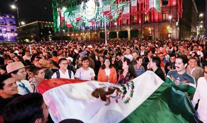 Viven espectacular festejo en el Zócalo; hubo música, bailes, pirotecnia y antojitos