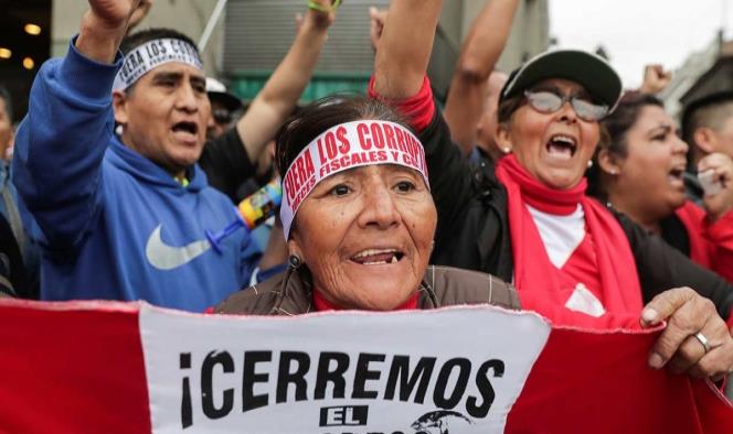 Presidente peruano disuelve el Congreso