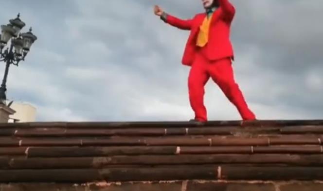 Fan de Joker baila como él en la Macroplaza y se viraliza