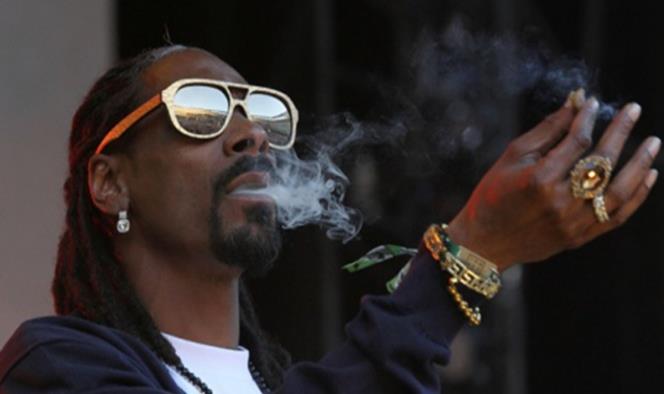 Snoop Dogg contrató asistente para forjar sus porros de mariguana’