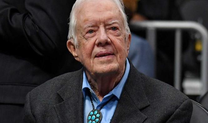 Hospitalizan a expresidente Jimmy Carter por fractura