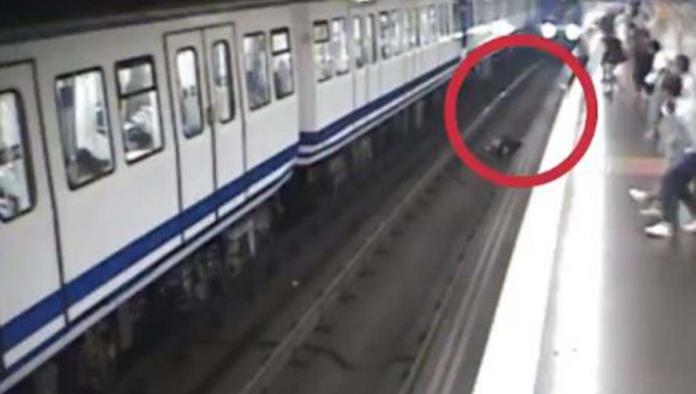 Mujer cae a las vías del Metro por mirar su celular; difunden video