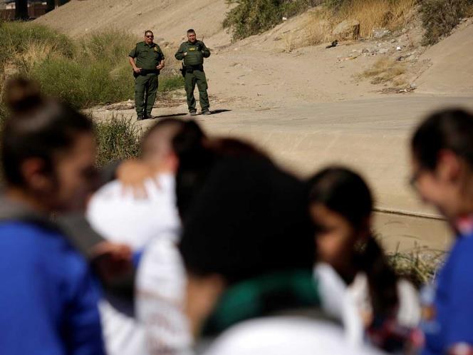 Descubren a 30 migrantes ocultos en camión en Arizona