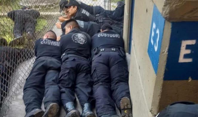 Arde Atlacholoaya; al menos 4 muertos y 15 heridos tras riña en penal